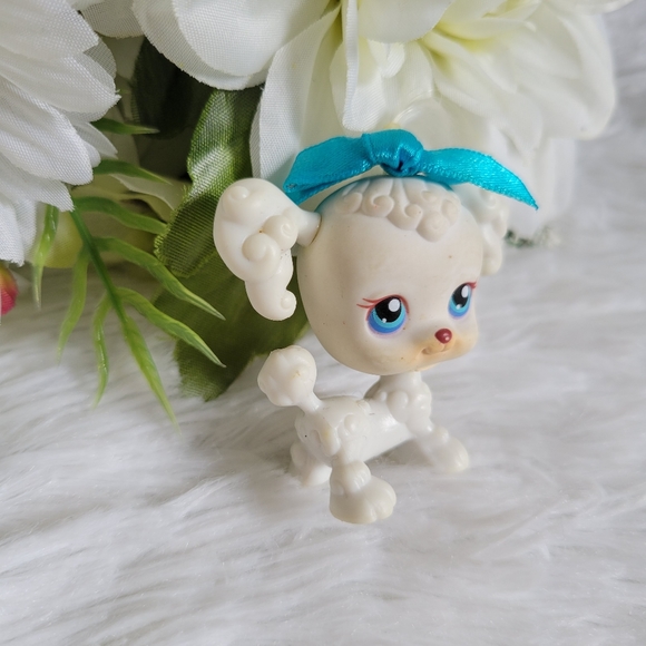 Littlest Pet Shop LPS #17 Poodle Puppy Dog White Blue Eyes Bow Hasbro 2004 - Picture 2 of 9